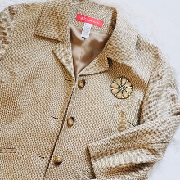 Gorgeous blazer with brooch 💖 - Picture 3 of 5